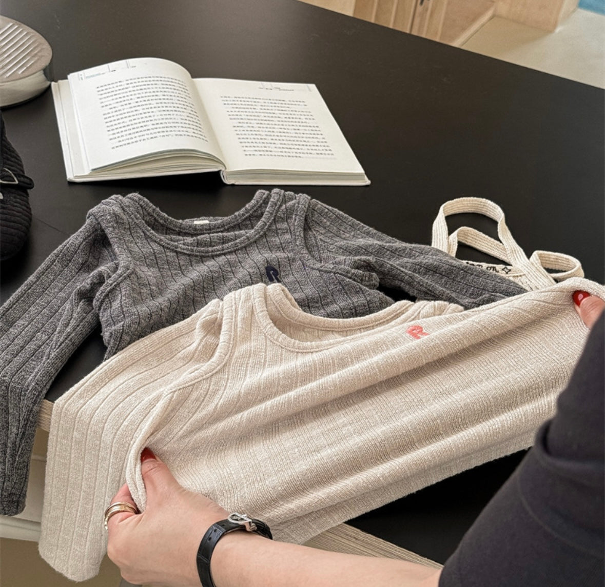 R刺繍入り リブカットソー 長袖トップス
